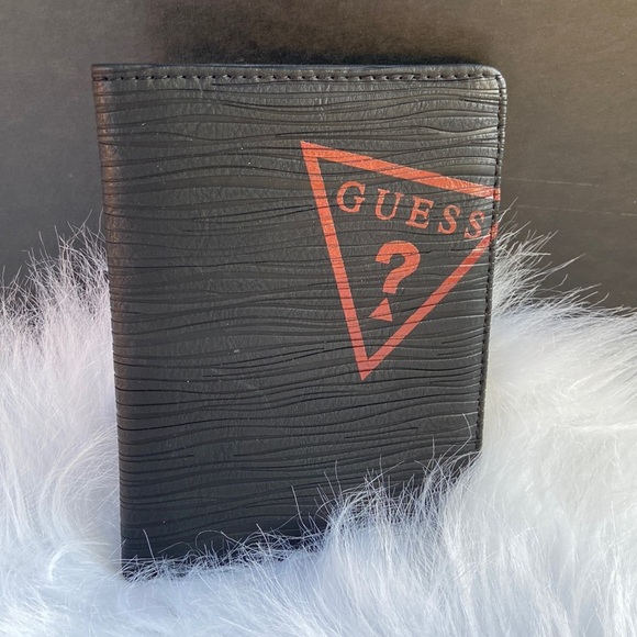 New GUESS Passport Case - Picture 1 of 4